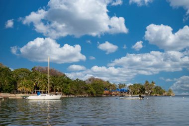 Palma adası deniz ve mavi gökyüzü olan bir tekneden görüldü. San Bernardo Kolombiya. 
