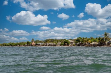 Palma adası deniz ve mavi gökyüzü olan bir tekneden görüldü. San Bernardo Kolombiya. 
