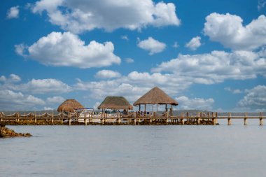 Palma adası deniz ve mavi gökyüzü olan bir tekneden görüldü. San Bernardo Kolombiya. 