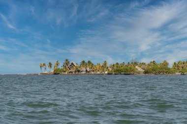 Palma adası deniz ve mavi gökyüzü olan bir tekneden görüldü. San Bernardo Kolombiya. 