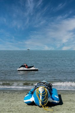 Santa Marta, Magdalena, Kolombiya. 23 Aralık 2019: Bello Horizonte plaj denizi ve mavi gökyüzünde tekneler.