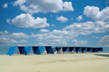 Bello Horizonte sahilinde mavi gökyüzü ve deniz manzaralı manzaralar. Santa Martya, Magdalena, Kolombiya.
