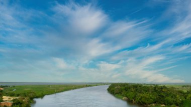 Santa Marta, Magdalena, Kolombiya 'daki hendek kanalı manzaralı manzara.