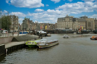 Amsterdam, Hollanda. 28 Eylül 2019: Amsterdam, Hollanda 'da mimari ve kanallarla güzel manzara.