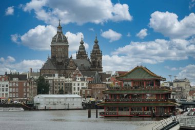 Amsterdam, Hollanda. 28 Eylül 2019: Aziz Niklas Kilisesi kanallardan görüldü.