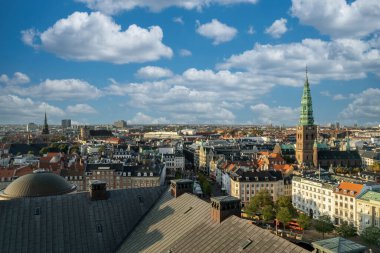 Kopenhag, Danimarka. 27 Eylül 2019: Nikolaj Çağdaş Sanat Merkezi ve St. Nicholas Kilisesi..