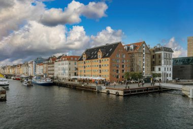 Kopenhag, Danimarka. 26 Eylül 2019: Renkli mimari ve mavi gökyüzü ile Nyhavn Kanalı.