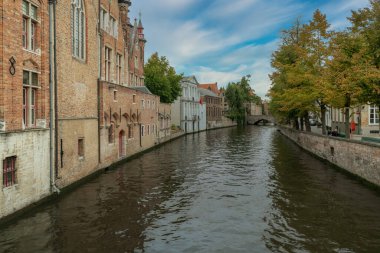 Brüksel, Belçika. 29 Eylül 2019: Bruges Kanalları manzarası ve ev mimarisi.