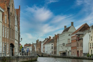 Brüksel, Belçika. 29 Eylül 2019: Bruges Kanalları manzarası ve ev mimarisi.