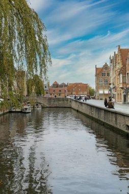 Brüksel, Belçika. 29 Eylül 2019: Bruges Kanalları manzarası ve ev mimarisi.