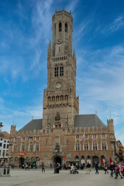 Brüksel, Belçika. 29 Eylül 2019: Büyük kare çan kulesi ve mavi gökyüzü.