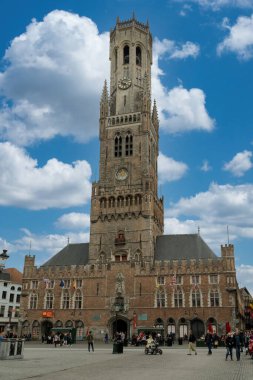 Brüksel, Belçika. 29 Eylül 2019: Büyük kare çan kulesi ve mavi gökyüzü.