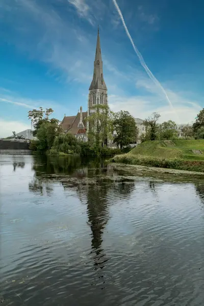 Kopenhag, Danimarka. 27 Eylül 2019: St Albans Kilisesi ve sudaki yansıma.