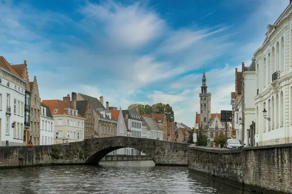 Brüksel, Belçika. 29 Eylül 2019: Bruges Kanalları manzarası ve ev mimarisi.