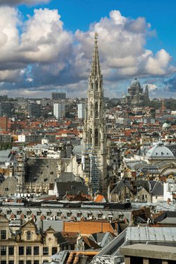 Bruges, Belçika. 30 Eylül 2019: Brüksel 'in büyük meydanındaki binaların cephesi.