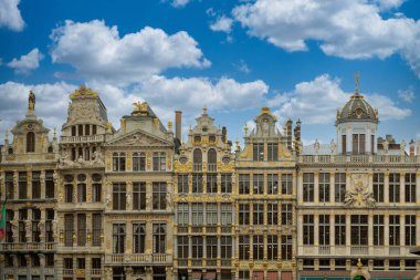 Bruges, Belçika. 30 Eylül 2019: Brüksel 'in büyük meydanındaki binaların cephesi.