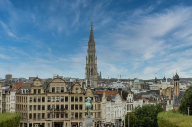 Bruges, Belçika. 30 Eylül 2019: Brüksel 'in büyük meydanındaki binaların cephesi.