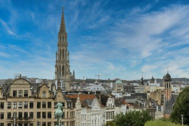 Bruges, Belçika. 30 Eylül 2019: Brüksel 'in büyük meydanındaki binaların cephesi.