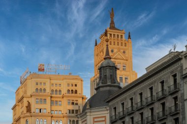 Madrid, Espaa. 1 Ekim 2019: Şehirdeki ve mavi gökyüzündeki binaların mimarisi.