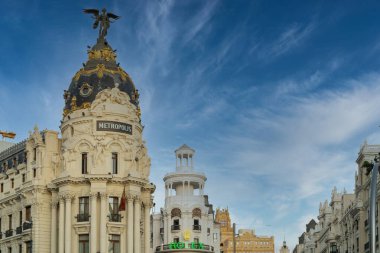 Madrid, Espaa. 1 Ekim 2019: Şehirdeki ve mavi gökyüzündeki binaların mimarisi.