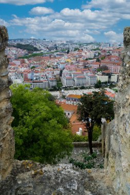 Lisboa, Portekiz. 9 Nisan 2022: Şehirdeki mahallelerin panoramik ve kentsel manzarası. 