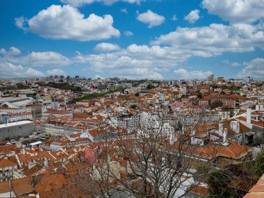 Lisboa, Portekiz. 9 Nisan 2022: Şehirdeki mahallelerin panoramik ve kentsel manzarası. 