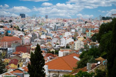 Lisboa, Portekiz. 9 Nisan 2022: Şehirdeki mahallelerin panoramik ve kentsel manzarası. 