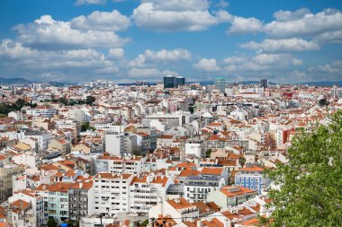 Lisboa, Portekiz. 9 Nisan 2022: Şehirdeki mahallelerin panoramik ve kentsel manzarası. 