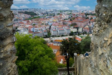 Lisboa, Portekiz. 9 Nisan 2022: Şehirdeki mahallelerin panoramik ve kentsel manzarası. 