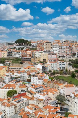 Lisboa, Portekiz. 9 Nisan 2022: Şehirdeki mahallelerin panoramik ve kentsel manzarası. 