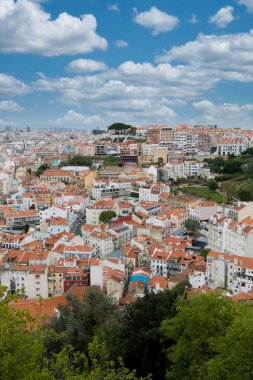 Lisboa, Portekiz. 9 Nisan 2022: Şehirdeki mahallelerin panoramik ve kentsel manzarası. 