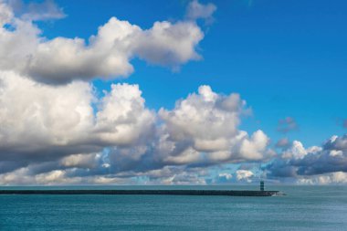 Deniz feneri ve mavi gökyüzü olan deniz manzaralı bir manzara. Oporto, Portekiz.