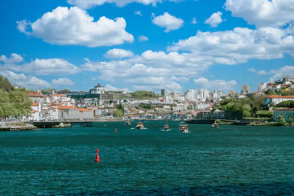 Douro, Porto ve Vila Nova de Gaia 'nın panoramik manzarası, Serra do Pilar Manastırı' nın arka planında görülmektedir. Oporto, Portekiz. 