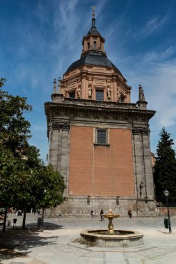 Madrid, Espaa. 1 Ekim 2019 Madrid Kraliyet Sarayı, mavi gökyüzü..