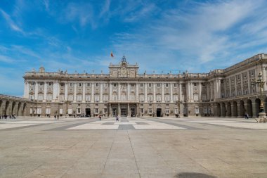 Madrid, Espaa. 1 Ekim 2019 Madrid Kraliyet Sarayı, mavi gökyüzü..