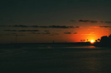 Felgueiras Deniz Feneri 'nin siluetinde güzel renkli günbatımı gökyüzü. Porto, Portekiz. 