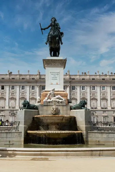 Madrid, Espaa. 1 Ekim 2019 Madrid Kraliyet Sarayı, mavi gökyüzü..