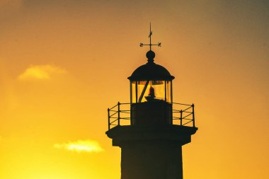 Felgueiras Deniz Feneri 'nin siluetinde güzel renkli günbatımı gökyüzü. Porto, Portekiz. 