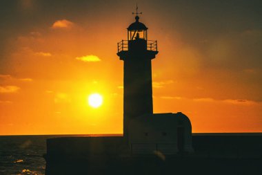 Felgueiras Deniz Feneri 'nin siluetinde güzel renkli günbatımı gökyüzü. Porto, Portekiz. 