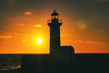 Felgueiras Deniz Feneri 'nin siluetinde güzel renkli günbatımı gökyüzü. Porto, Portekiz. 