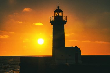 Felgueiras Deniz Feneri 'nin siluetinde güzel renkli günbatımı gökyüzü. Porto, Portekiz. 