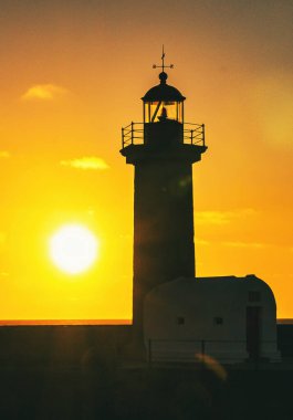 Felgueiras Deniz Feneri 'nin siluetinde güzel renkli günbatımı gökyüzü. Porto, Portekiz. 