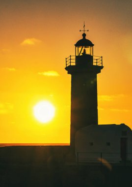 Felgueiras Deniz Feneri 'nin siluetinde güzel renkli günbatımı gökyüzü. Porto, Portekiz. 