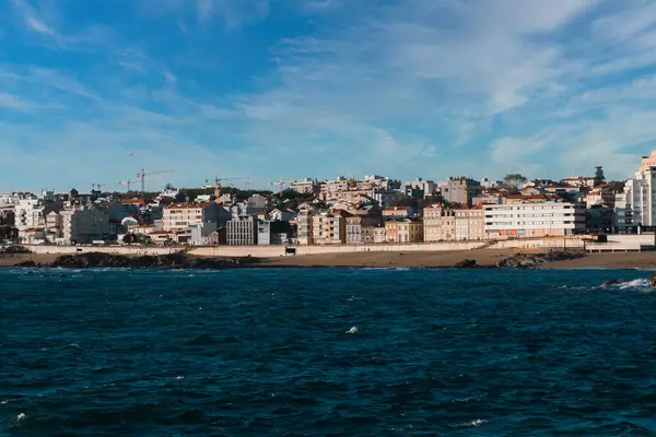 Douro Nehri ağzı ve güzel mavi suyu. Oporto, Portekiz. 