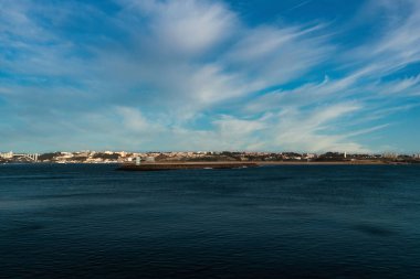 Douro Nehri ağzı ve güzel mavi suyu. Oporto, Portekiz. 