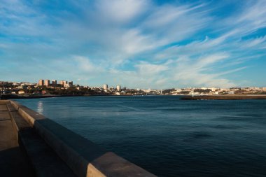 Douro Nehri ağzı ve güzel mavi suyu. Oporto, Portekiz. 