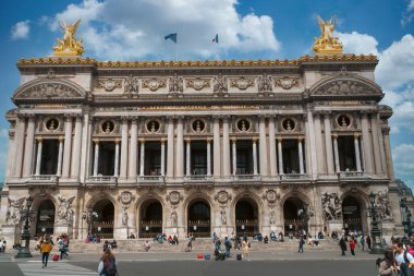 Paris, Fransa. 24 Nisan 2022: Ulusal Müzik Akademisi - Mavi gökyüzü ile Opera Evi.