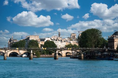 Paris, Fransa. 22 Nisan 2022: Neuf Köprüsü ve Seine Nehri manzarası.