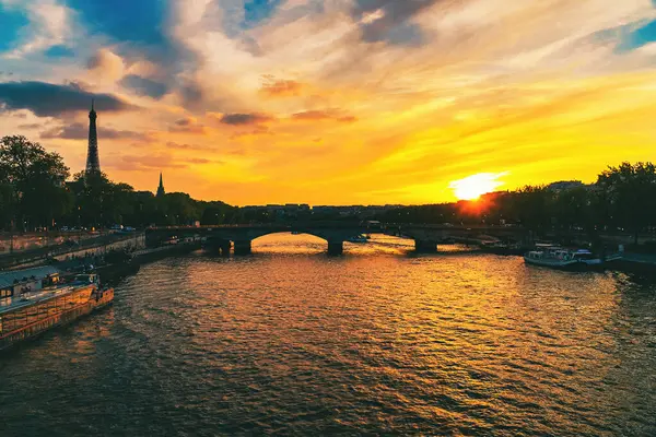 Seine nehrine bakan rengarenk günbatımına sahip güzel bir manzara. Paris, Fransa. 