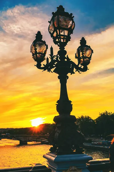 Schöne Landschaft Mit Farbenfrohem Sonnenuntergang Über Der Seine Paris Frankreich lizenzfreie Stockbilder